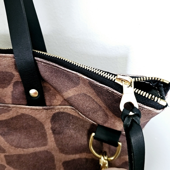 R.Riveter Ada large crossbody tote giraffe mixed media canvas - Picture 3 of 13